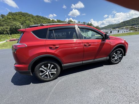 Used 2017 Toyota RAV4 LE w/ All Weather Liner Package AWD/4WD image 8