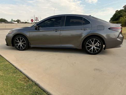 Used 2021 Toyota Camry SE w/ Convenience Package FWD image 4