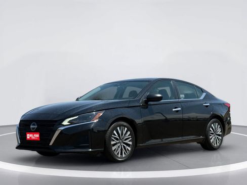 Used 2024 Nissan Altima 2.5 SV FWD image 2
