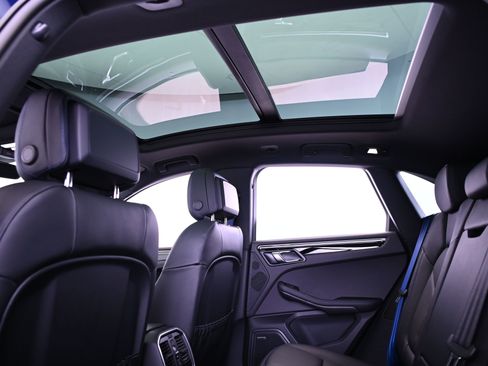 Certified 2025 Porsche Macan image 32