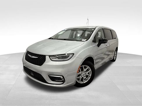 Used 2024 Chrysler Pacifica Touring-L image 1