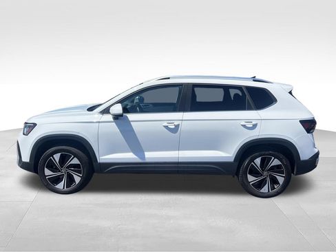 Used 2025 Volkswagen Taos SE AWD/4WD image 3