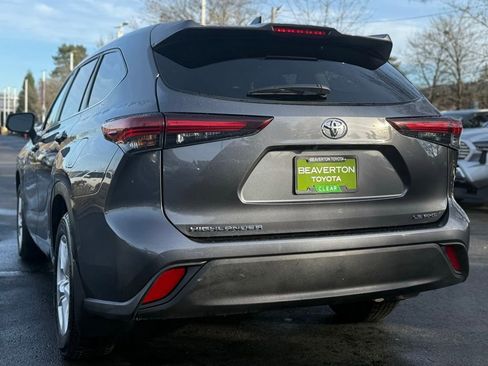 Used 2024 Toyota Highlander LE image 3