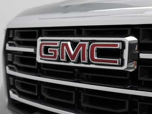 Used 2025 GMC Acadia Elevation FWD image 8