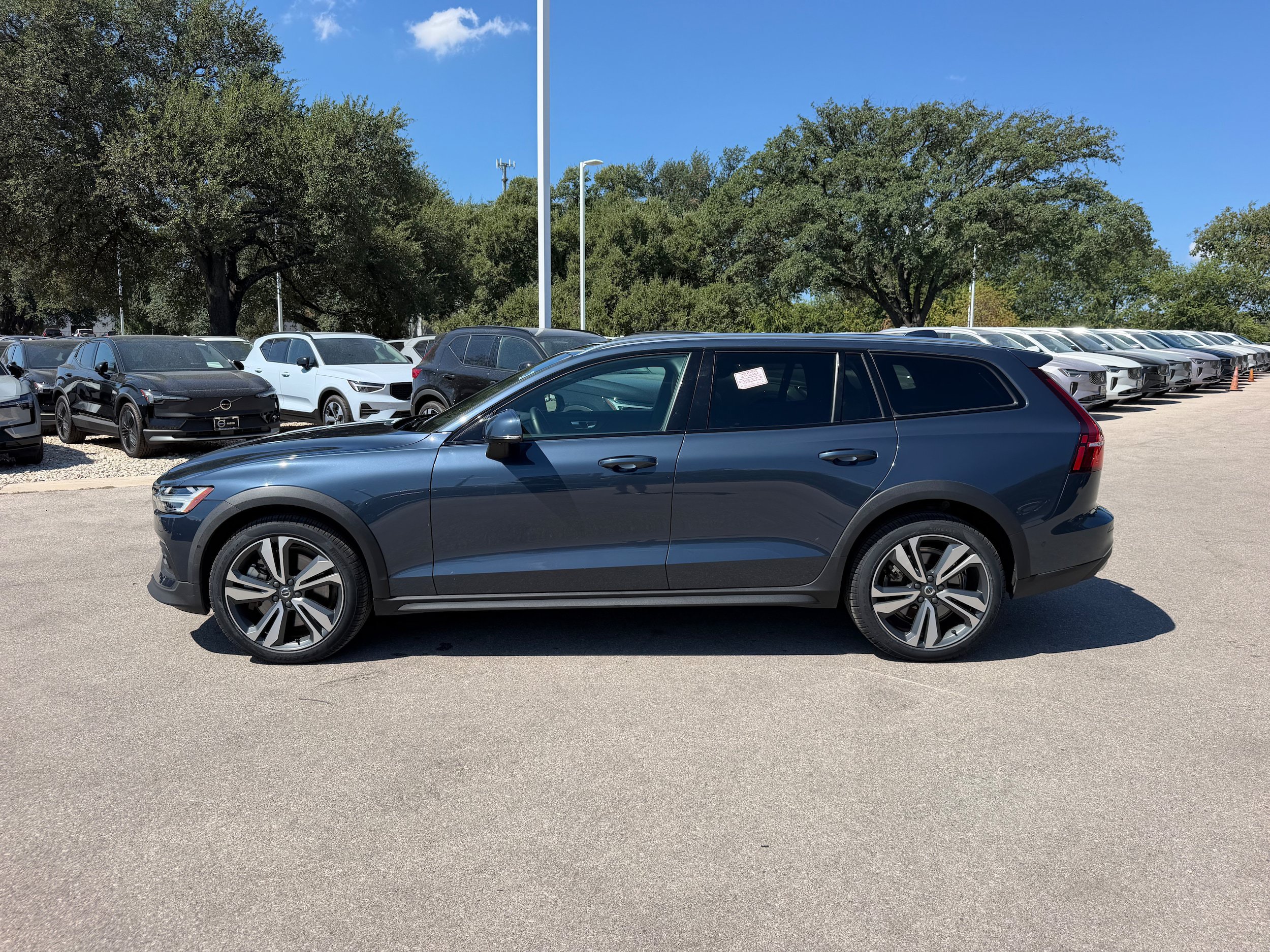 Certified 2025 Volvo V60 B5 Cross Country Plus AWD/4WD image 3