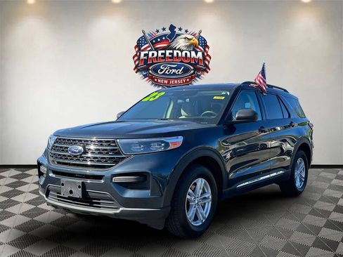 Used 2023 Ford Explorer XLT AWD/4WD image 2