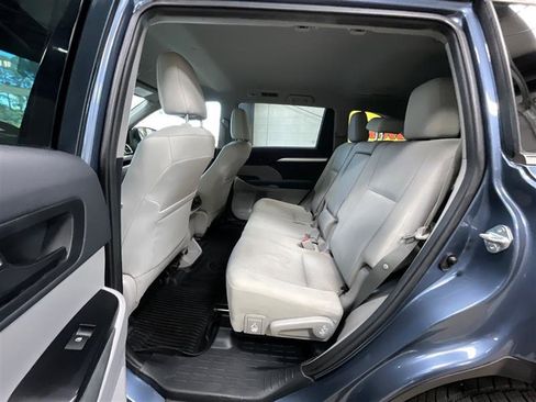 Used 2019 Toyota Highlander LE image 18