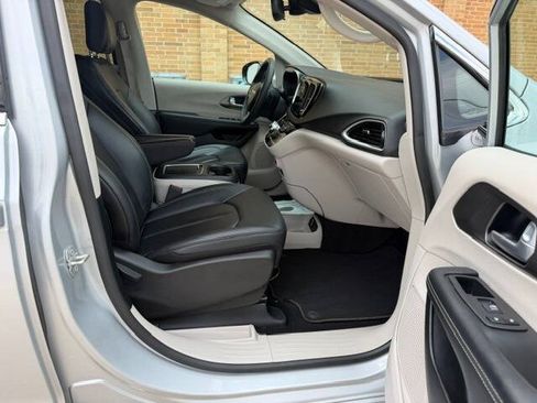 Used 2023 Chrysler Pacifica Touring-L FWD image 10
