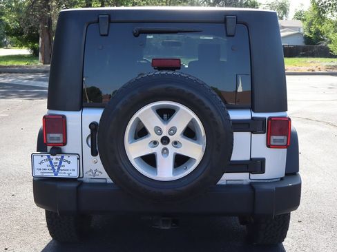 Used 2007 Jeep Wrangler Unlimited Rubicon w/ Dual Top Group AWD/4WD image 6