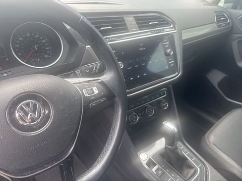 Used 2019 Volkswagen Tiguan SE w/ Panoramic Sunroof Package image 19