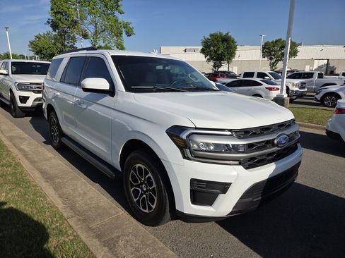 Used 2023 Ford Expedition XLT image 2