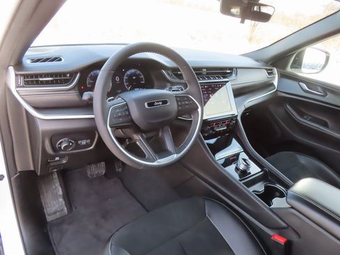 Certified 2025 Jeep Grand Cherokee L Altitude image 17