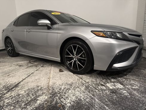 Used 2023 Toyota Camry SE FWD image 2
