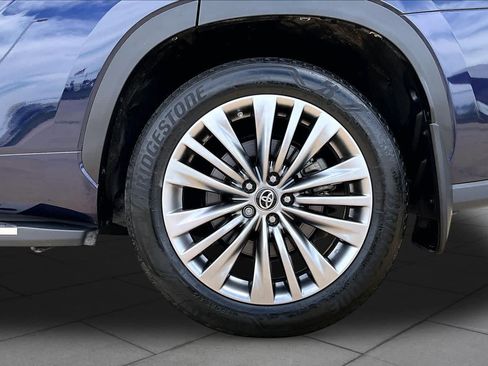 Used 2023 Toyota Highlander Platinum FWD image 11