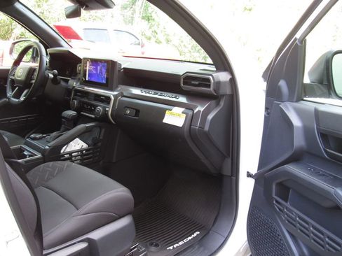 Certified 2025 Toyota Tacoma SR5 AWD/4WD image 21