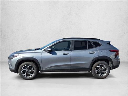 Used 2025 Chevrolet Trax LT FWD image 8