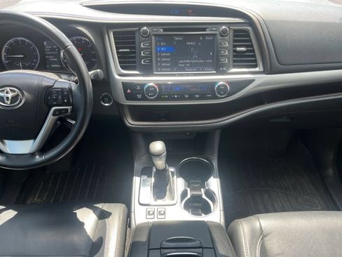 Used 2018 Toyota Highlander XLE FWD image 11