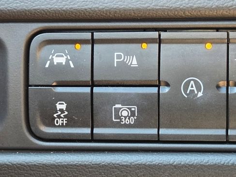 Used 2023 GMC Yukon SLT w/ SLT Premium Package AWD/4WD image 18