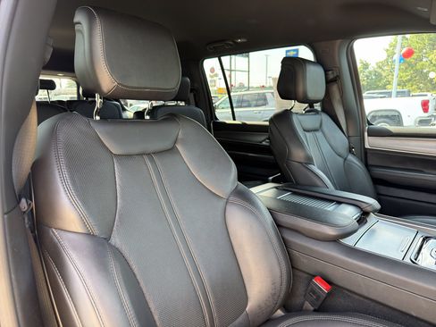Used 2025 Jeep Wagoneer Series II AWD/4WD image 26