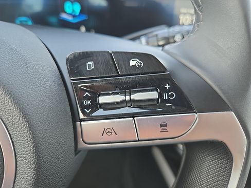Certified 2025 Hyundai Elantra Limited FWD image 23