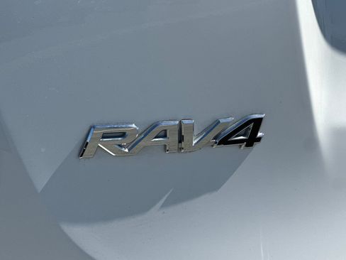 Used 2018 Toyota RAV4 LE w/ Carpet Mat Package AWD/4WD image 27