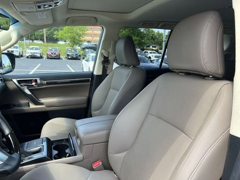 Used 2023 Lexus GX 460 Premium w/ Accessory Package AWD/4WD image 9