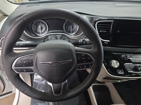 Used 2023 Chrysler Pacifica Touring-L image 20