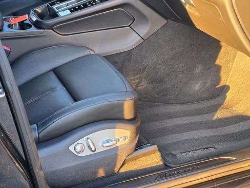 Used 2025 Porsche Macan image 36