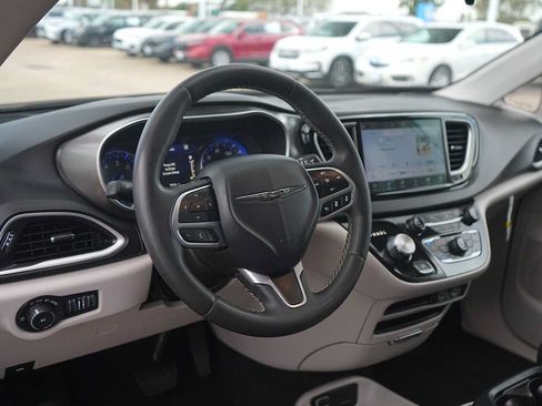 Used 2024 Chrysler Pacifica Touring-L FWD image 2
