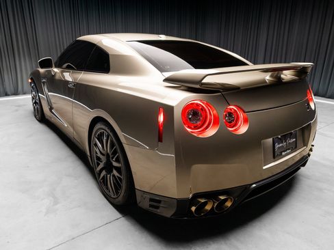Used 2016 Nissan GT-R Premium AWD/4WD image 14