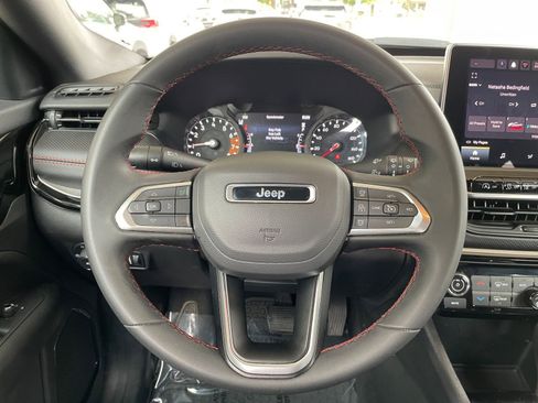 Used 2025 Jeep Compass Trailhawk image 28