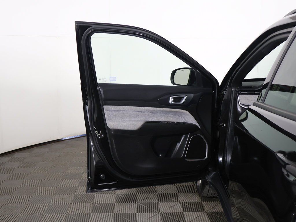 Used 2026 Jeep Compass Latitude AWD/4WD image 16