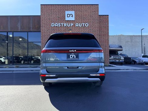 Used 2022 Kia Carnival EX image 5