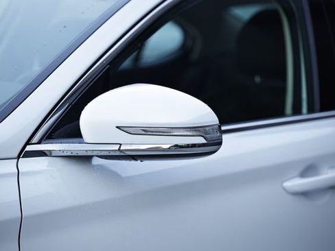 Used 2025 Genesis G70 2.5T image 11