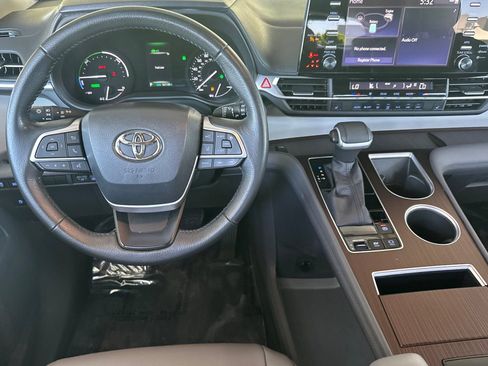 Used 2022 Toyota Sienna XLE FWD image 16