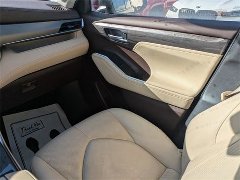 Used 2020 Toyota Highlander Limited image 14