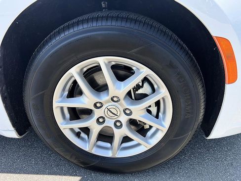 Used 2023 Chrysler Pacifica Touring-L FWD image 12