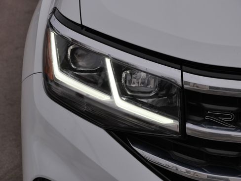 Used 2023 Volkswagen Atlas Cross Sport SEL Premium R-Line AWD/4WD image 16