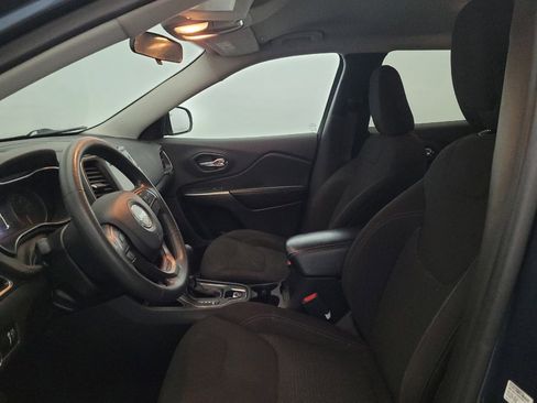 Used 2019 Jeep Cherokee Latitude w/ Popular Appearance Group FWD image 17