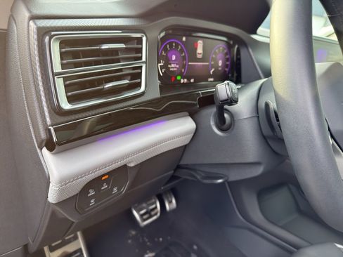 Used 2024 Volkswagen Atlas Peak Edition SE image 20