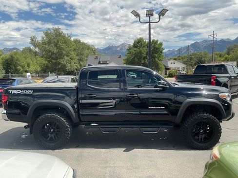 Used 2018 Toyota Tacoma TRD Off-Road AWD/4WD image 5