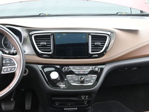 Used 2017 Chrysler Pacifica Limited FWD image 25