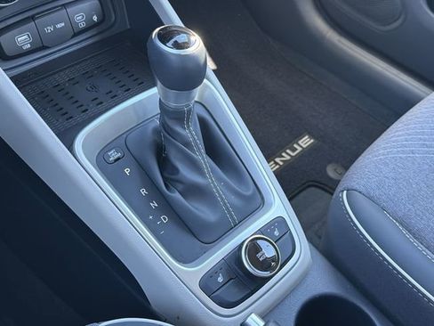 Certified 2025 Hyundai Venue Limited FWD image 32