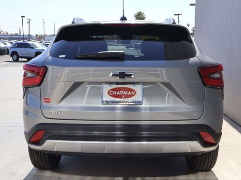 Used 2025 Chevrolet Trax LT w/ LT Convenience Package FWD image 4