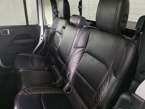 Used 2023 Jeep Gladiator Overland image 15