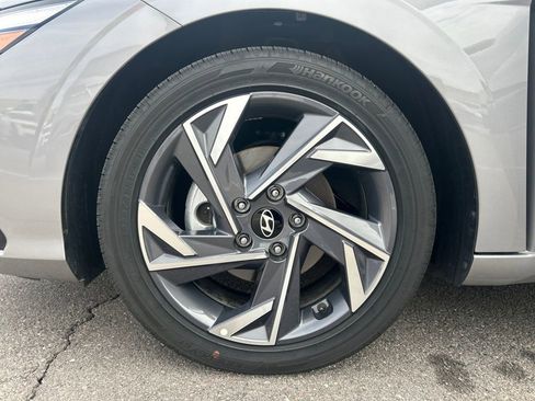 Used 2025 Hyundai Elantra Limited FWD image 29