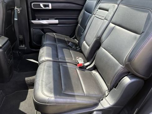 Used 2022 Ford Explorer XLT AWD/4WD image 12
