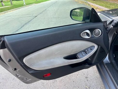 Used 2009 Nissan 370Z Touring w/ Sport Pkg image 11