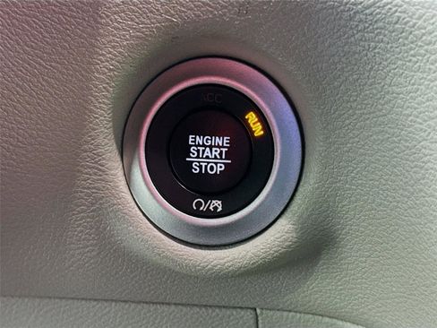 Used 2023 Chrysler Pacifica Touring-L FWD image 15