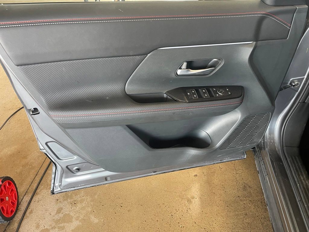Certified 2025 Nissan Kicks SR FWD image 9